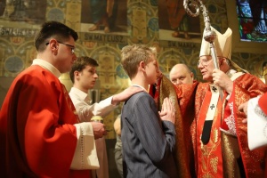 arcybiskup marek jędraszewski udziela sakramentu bierzmowania